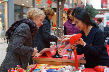 向德國友人介紹徐州香包