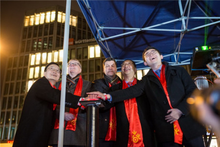 斯坦萊茵國秘先生、史明德大使、陳建陽主任、拉姆先生以及海南航空柏林辦事處楊鈺龍經(jīng)理共同按下鐳射焰火按鈕