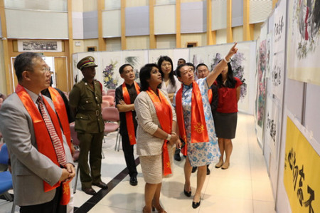 法吉姆總統(tǒng)參觀展覽 法吉姆總統(tǒng)參觀展覽