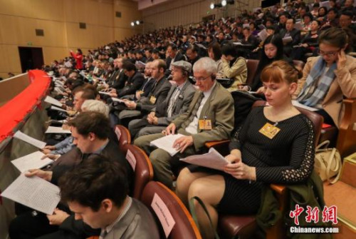 1月15日，湖北省第十二屆人民代表大會(huì)第五次會(huì)議在武漢開幕，13個(gè)國(guó)家的47名常駐湖北外籍人士受邀旁聽會(huì)議，其中包括美、英、法、韓駐武漢總領(lǐng)事及外企高管、在鄂外國(guó)專家等。這也是2012年以來，該省連續(xù)五年邀請(qǐng)外籍人士參與旁聽政府“兩會(huì)”。<a target='_blank' >中新社</a>記者 張暢 攝