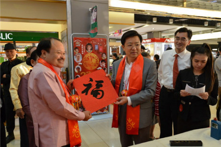 老撾能源礦產(chǎn)部部長坎馬尼獲贈福字 老撾能源礦產(chǎn)部部長坎馬尼獲贈福字