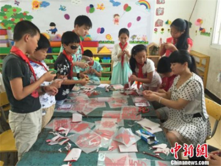 藝術(shù)館專業(yè)文化工作者走進(jìn)偏遠(yuǎn)鄉(xiāng)村小學(xué)，為孩子們進(jìn)行藝術(shù)教學(xué)。(資料圖) 陳丹妮 攝