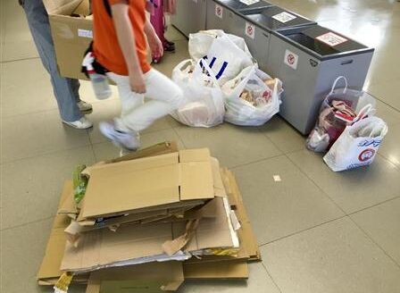 中國游客在日本機場留下的紙箱