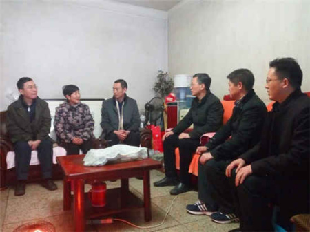 何光先與歸僑僑眷親切交談 何光先與歸僑僑眷親切交談