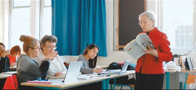 圖⑤：2017年1月6日，“老針灸”朱勉生(右一)在巴黎第六大學(xué)居里醫(yī)學(xué)院為學(xué)生們授課。