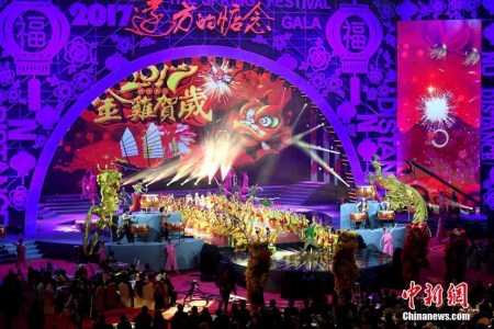 1月18日晚，由中國僑聯(lián)與福建省人民政府聯(lián)合主辦，一場融合中華民族傳統(tǒng)文化特質(zhì)、華僑華人獨(dú)有視角、全球各地地域元素的晚會——2017華僑華人春節(jié)聯(lián)歡晚會，在福建省福州市海峽奧林匹克體育館錄制，向全國和世界華僑華人送去新春祝福。來自56個(gè)國家和地區(qū)的海外僑胞、國內(nèi)歸僑僑眷共5000余人出席了晚會。張斌 攝