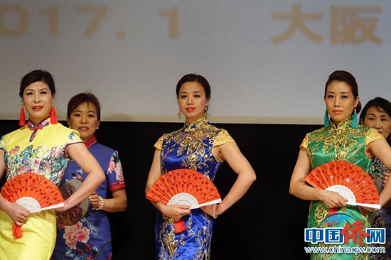 當(dāng)?shù)貢r(shí)間1月11日晚，“四海同春”藝術(shù)團(tuán)在大阪市阿倍野區(qū)民中心，為當(dāng)?shù)貎S胞提前送去了充滿中華魅力的文化“年夜飯”，而當(dāng)?shù)厝A人節(jié)目的加入、中國(guó)藝術(shù)家和海外華僑華人同臺(tái)獻(xiàn)藝，讓這場(chǎng)“海外春晚”更加“接地氣”，贏得了滿堂彩。圖為當(dāng)?shù)厝A僑華人表演《中國(guó)旗袍走秀》。<a target='_blank' >中新社</a>記者 陸春艷 攝