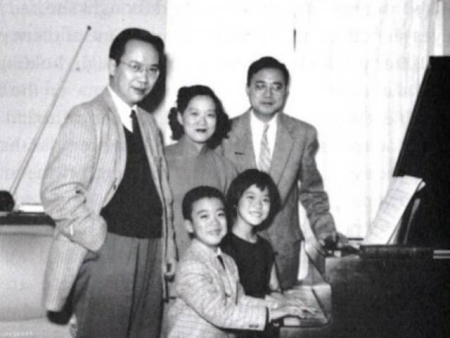 馬友友幼時(shí)與家人合影。左一為馬友友叔叔，中為馬友友母親，右一為馬友友父親。