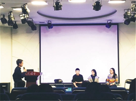 廖元辛經(jīng)常在自己創(chuàng)辦的沙龍與大家交流討論藝術(shù)，希望大家在“商業(yè)浪潮”中不要忘記藝術(shù)之本。