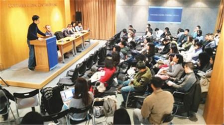 廖元辛經(jīng)常在自己創(chuàng)辦的沙龍與大家交流討論藝術(shù)，希望大家在“商業(yè)浪潮”中不要忘記藝術(shù)之本。