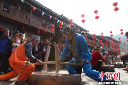 印江土家族苗族自治縣團(tuán)龍村村民打糍粑?！≈苎嗔?攝