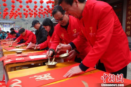 印江縣書(shū)法愛(ài)好者書(shū)寫(xiě)對(duì)聯(lián)?！≈苎嗔?攝