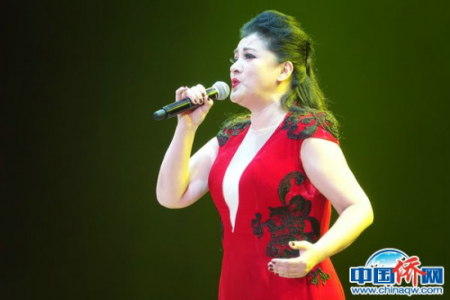 著名歌唱家么紅深情演繹《我愛你，中國》。 陸春艷 攝