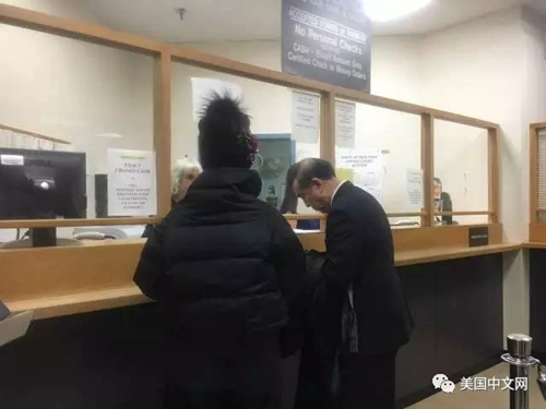 周立波的律師莫虎與周立波太太胡潔為周立波交保釋金。(美國中文網(wǎng))