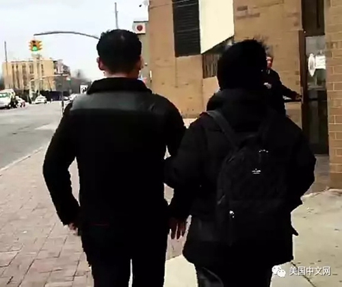 周立波胡潔夫婦兩人在步出法庭時，全程都手挽手，顯得十分甜蜜。(美國中文網(wǎng))