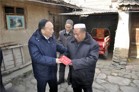 樊向勤向重點(diǎn)雙聯(lián)戶發(fā)放慰問(wèn)金 樊向勤向重點(diǎn)雙聯(lián)戶發(fā)放慰問(wèn)金
