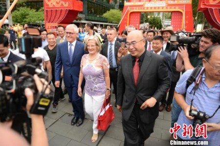 澳大利亞總理馬爾科姆_特恩布爾及夫人在燈會承辦方澳大利亞南海文化傳媒集團董事長兼總裁李冰的陪同下抵達悉尼中國新年燈會現(xiàn)場?！≈焯锪?攝