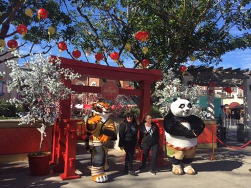 功夫熊貓阿寶和游客親切互動(dòng)。(美國《世界日?qǐng)?bào)》/張宏 攝)