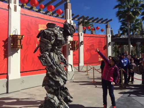 “毒舌版”威震天用普通話“嗆”游客。(美國《世界日?qǐng)?bào)》/張宏 攝)