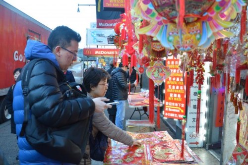 隨著農(nóng)歷春節(jié)的到來(lái)，法拉盛街頭涌現(xiàn)了販賣年貨的店面，但是他們只開(kāi)一個(gè)多月，春節(jié)之后就會(huì)消失。(美國(guó)《世界日?qǐng)?bào)》/牟蘭 攝影)