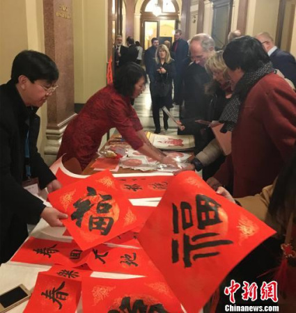 中國(guó)書法家和剪紙藝術(shù)家通過(guò)春聯(lián)、剪紙為捷克民眾送吉納福。