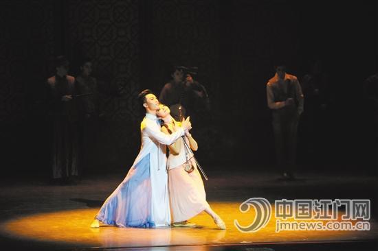 劇中的雙人舞堪稱細(xì)膩精湛。