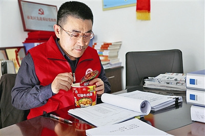  為了節(jié)省時(shí)間，一碗方便面就是他的午飯。