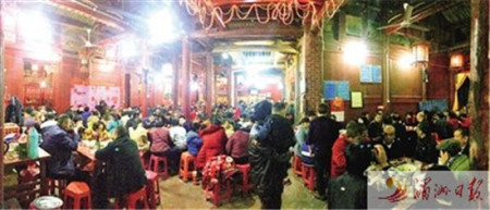 每年頭尾牙，延寧宮有千余人吃福余。