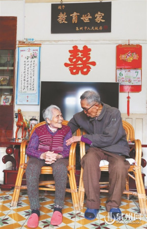 陳梅生夫婦恩愛(ài)如初(王柏峰/攝)
