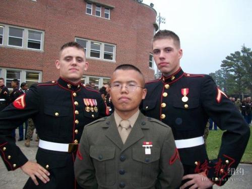 潘建夷與海軍陸戰(zhàn)隊?wèi)?zhàn)友合照。(美國《僑報》/潘建夷供圖)