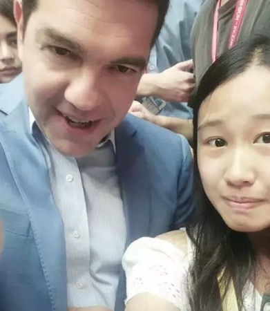 高嫣與希臘總理的自拍照。（希臘《中希時(shí)報(bào)》）