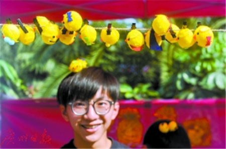 花市里有許多小雞裝飾。