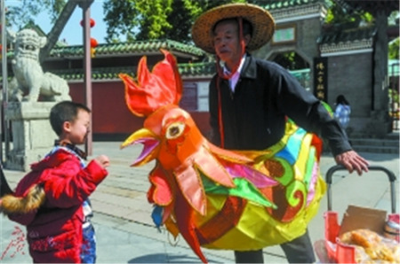 雞公欖的大叔天天與雞作伴。