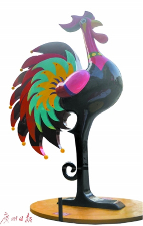 　街頭的大花雞裝飾引人注目。