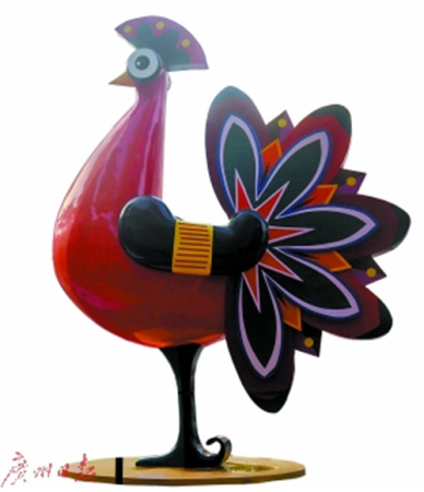 　街頭的大花雞裝飾引人注目。