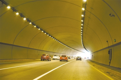 甌海大道上整潔明亮的隧道。 楊冰杰 攝