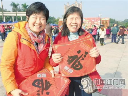 兩位拿到“?！弊值慕址婚_心不已。