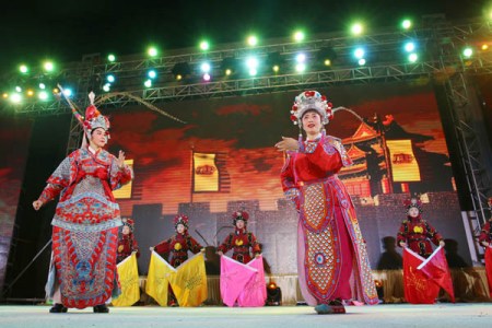 圖為饒平縣迎春文藝晚會上的潮劇表演。 余秋松 攝