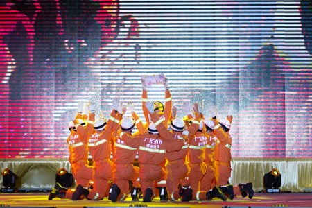 圖為饒平迎春文藝晚會上的歌伴舞表演。余秋松 攝