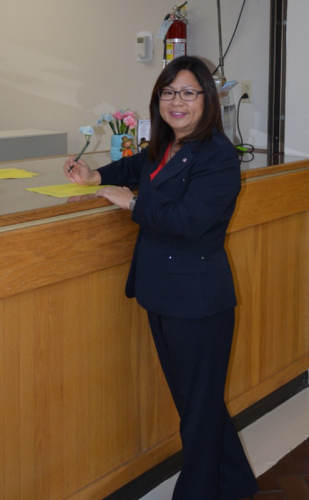 梁嘉恩將競(jìng)選蒙市議員的申請(qǐng)表遞交到政府。(美國(guó)《僑報(bào)》/高睿 攝)