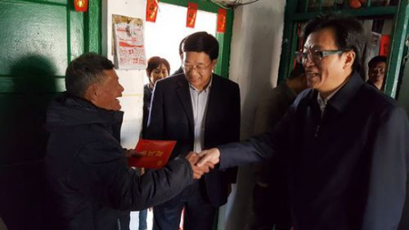 李卓彬、北海市副市長曾子祥等一行慰問困難歸僑梁均安