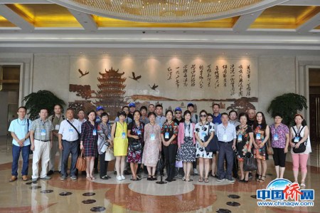 在武漢市民之家拍攝的“全家福”