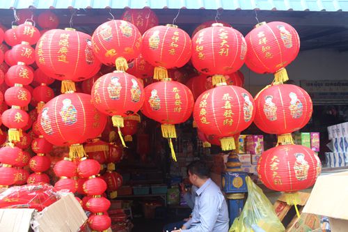 掛上紅燈籠，喜氣洋洋。（柬埔寨星洲日?qǐng)?bào)/周偉成）