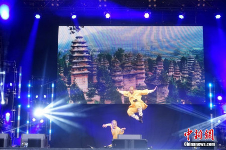 嵩山少林寺武僧團功夫表演。 <a target='_blank' >中新社</a>記者 付強 攝