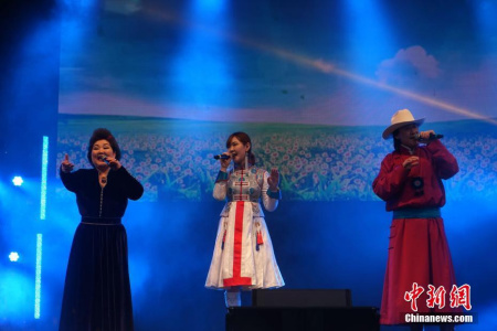 “吉祥三寶”組合獻(xiàn)上歌曲《春天來了》。 <a target='_blank' >中新社</a>記者 付強 攝