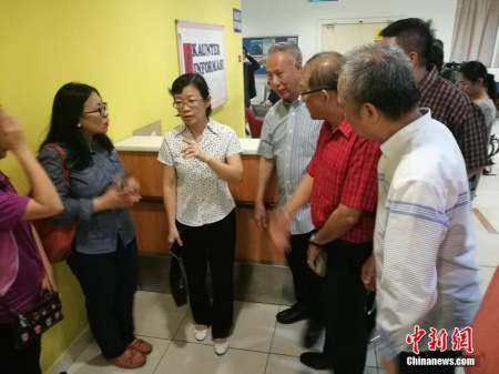 1月30日，中國(guó)駐沙巴總領(lǐng)事陳佩潔前往伊麗莎白女皇醫(yī)院看望獲救的中國(guó)游客。<a target='_blank' >中新社</a>記者 趙勝玉 攝