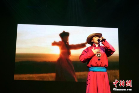 歌唱家布仁巴雅爾演唱《天邊》。 <a target='_blank' >中新社</a>記者 付強(qiáng) 攝