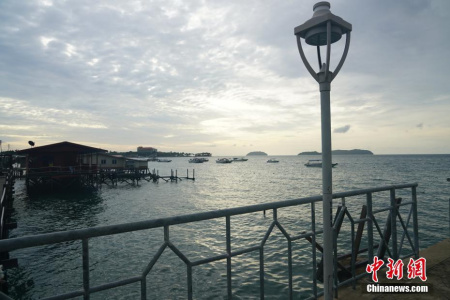 圖為快艇出發(fā)的丹絨亞路碼頭。 <a target='_blank' >中新社</a>記者 趙勝玉 攝