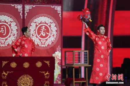 白凱南與鄧男子（圖右）表演魔術(shù)相聲。<a target='_blank' >中新社</a>記者 楊華峰 攝