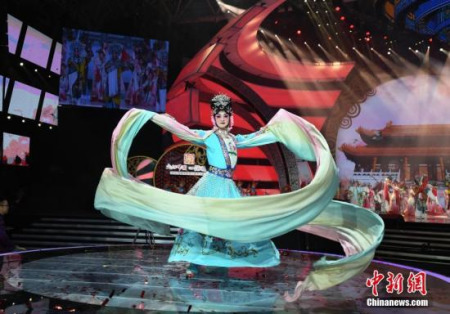 諸多明星登臺獻藝，向全球華僑華人送上精彩演出和新春祝福。<a target='_blank' >中新社</a>記者 楊華峰 攝